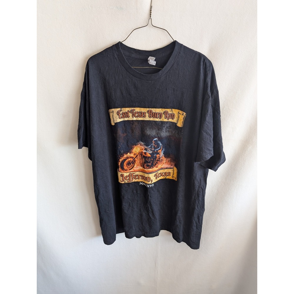 Gildan Mens East Texas Burn Run 2023 Jefferson TX Graphic T-Shirt Black 2XL